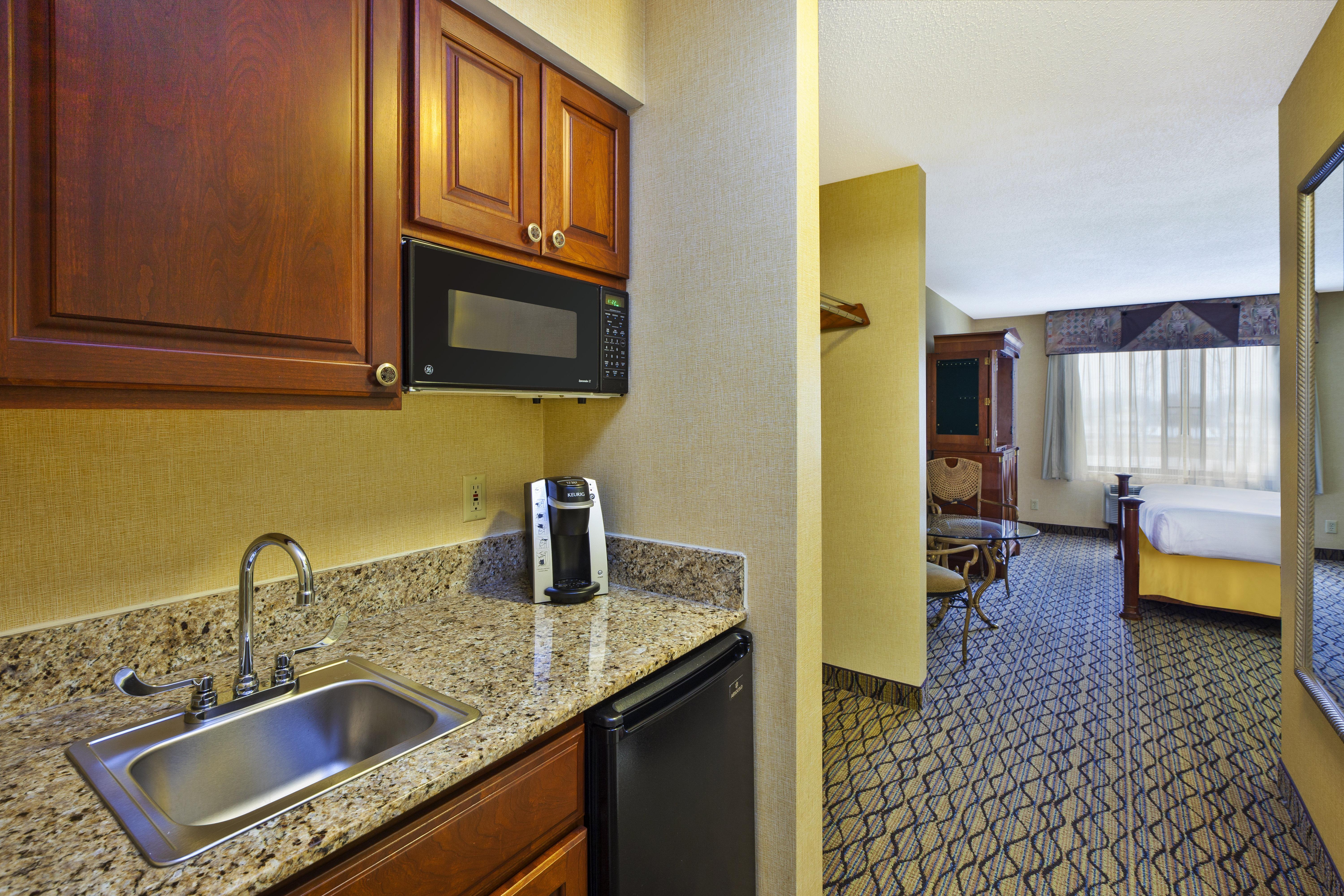 Holiday Inn Express Hotel & Suites - Belleville Area By Ihg Экстерьер фото