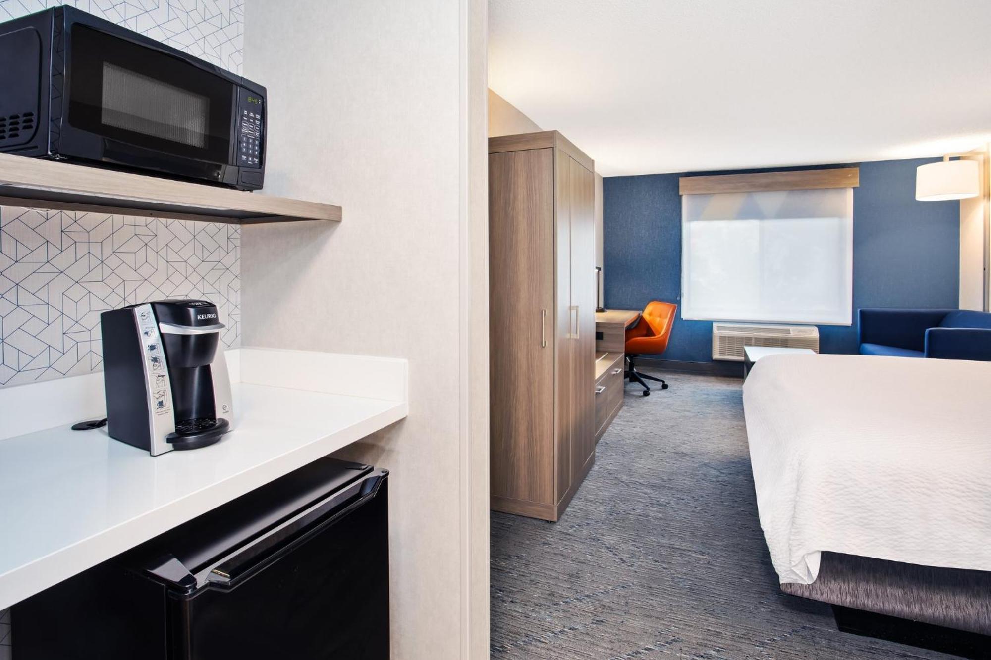 Holiday Inn Express Hotel & Suites - Belleville Area By Ihg Экстерьер фото
