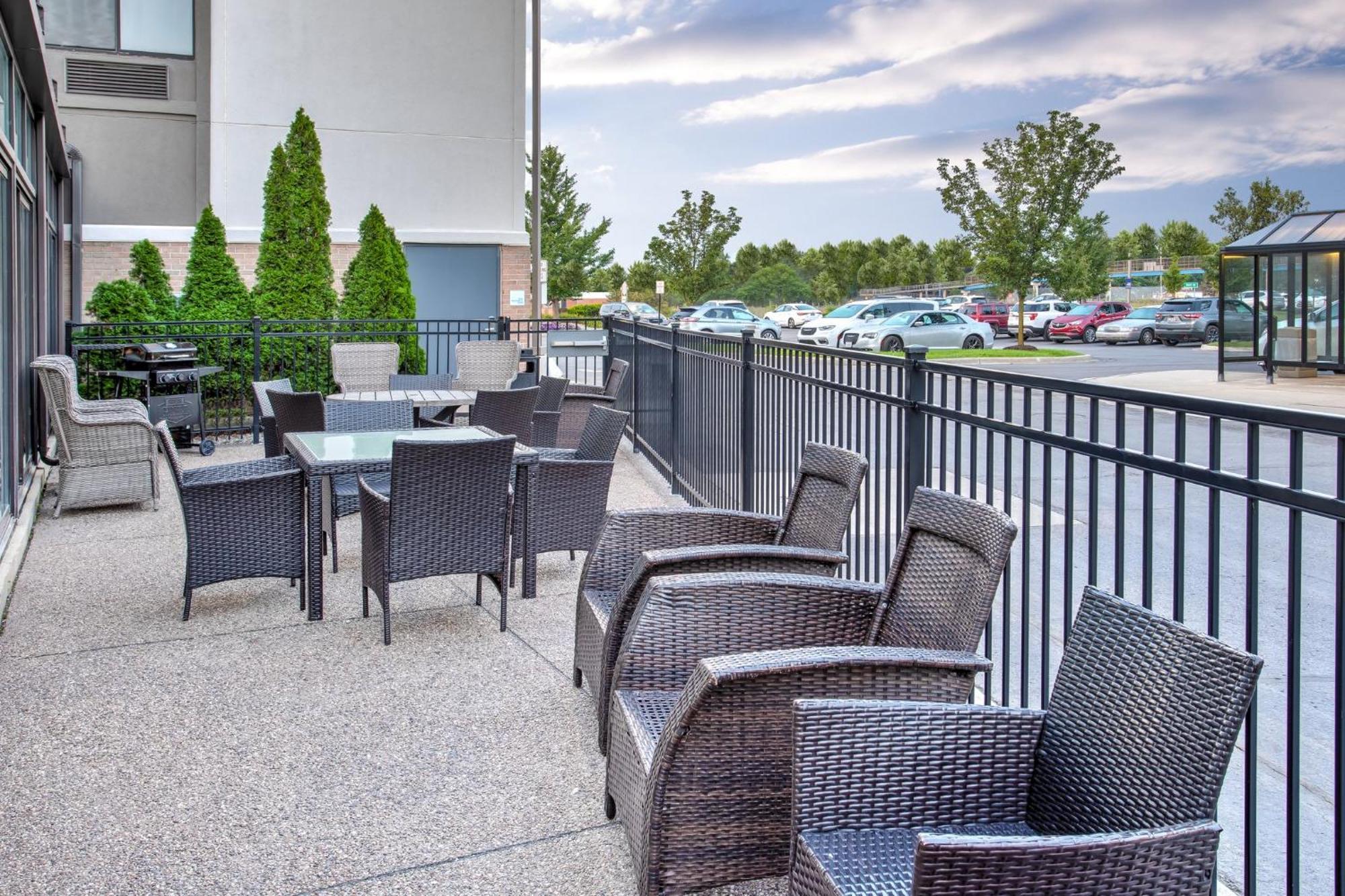 Holiday Inn Express Hotel & Suites - Belleville Area By Ihg Экстерьер фото