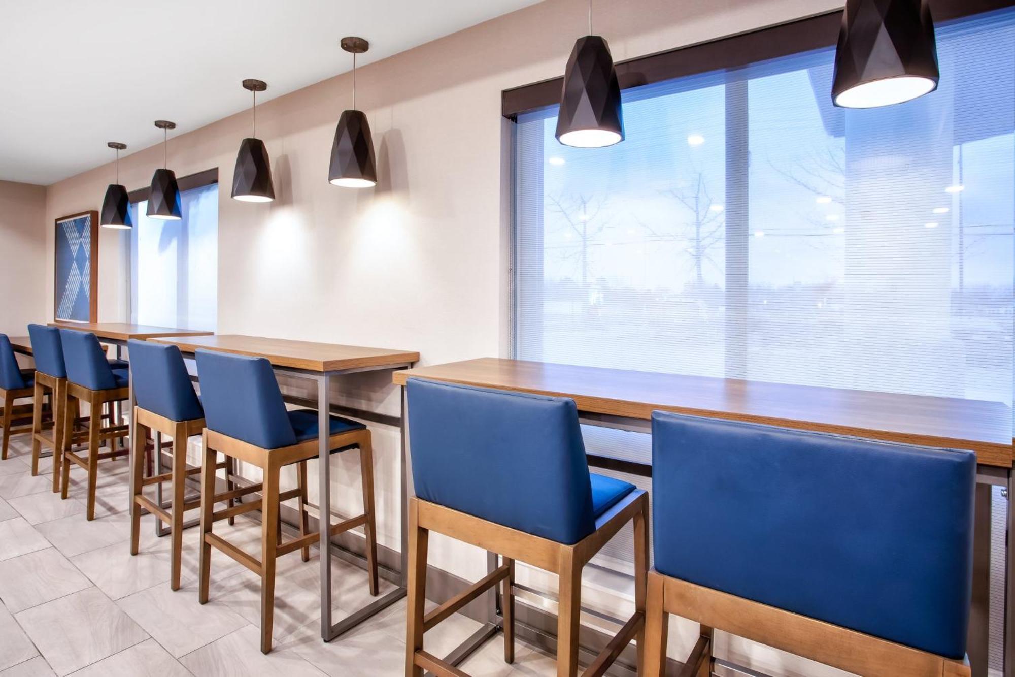 Holiday Inn Express Hotel & Suites - Belleville Area By Ihg Экстерьер фото